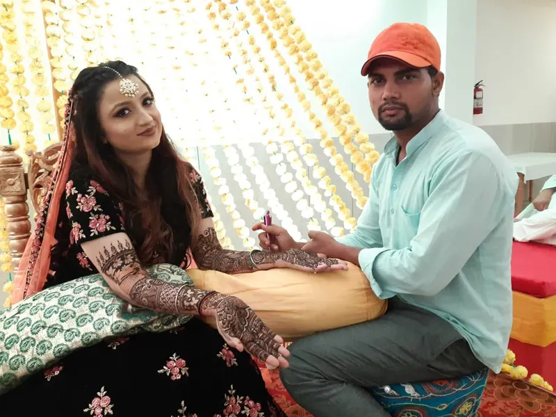 Ajay Sharma working for Mehandi Design. He Is the best mehendi artist in delhi